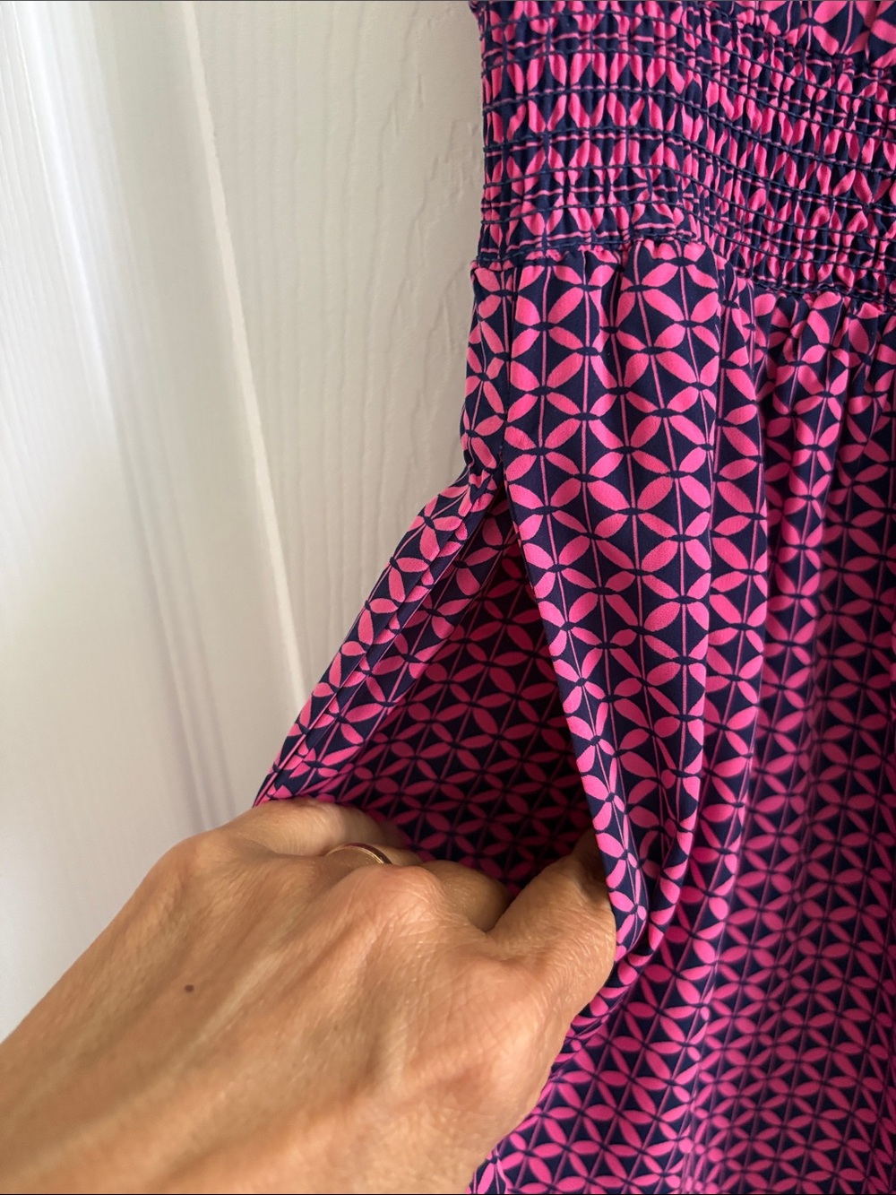 Gap Summer Sleeveless Lightweight Poly Dress with Pockets Sz Medium - Picture 4 of 7